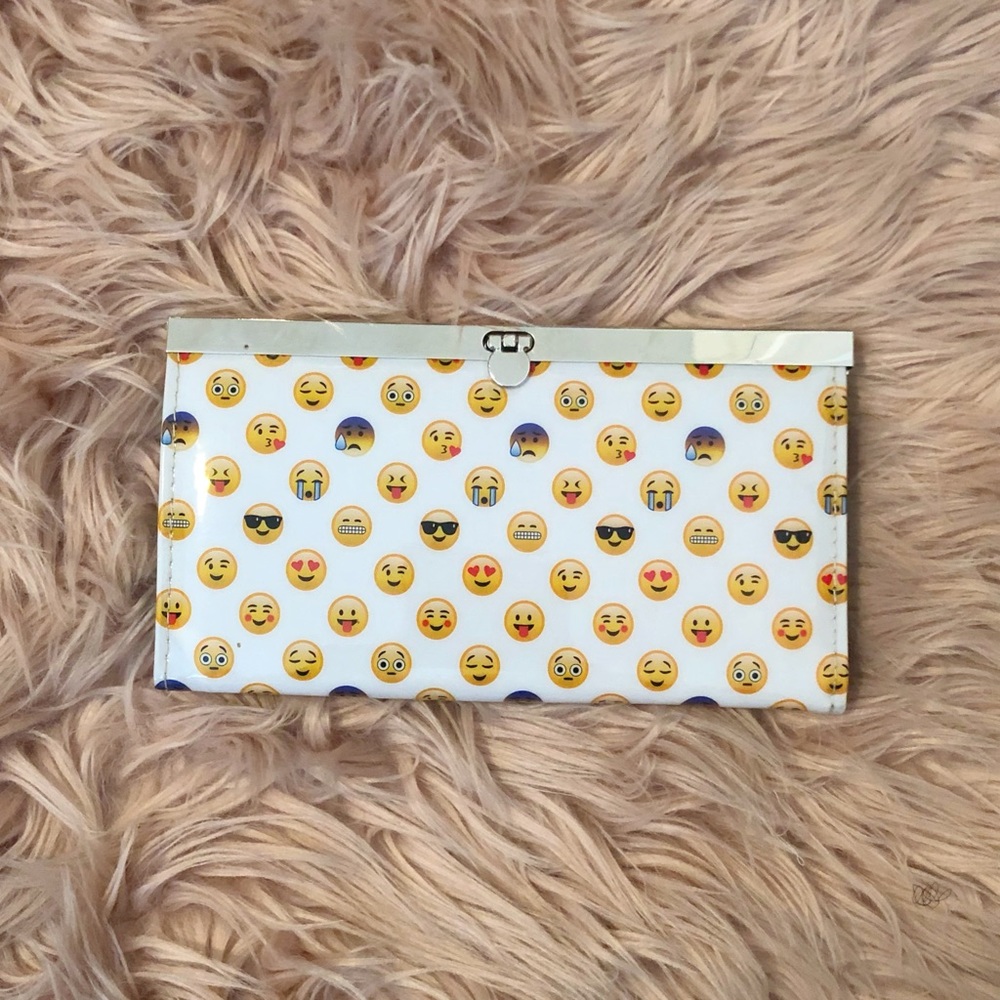 Rue21 Emoji Wallet
